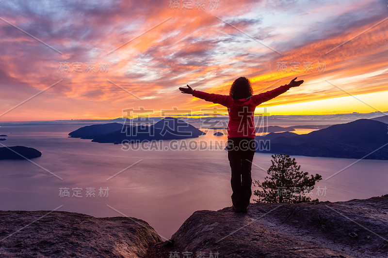 冒险的白人女孩站在山顶上