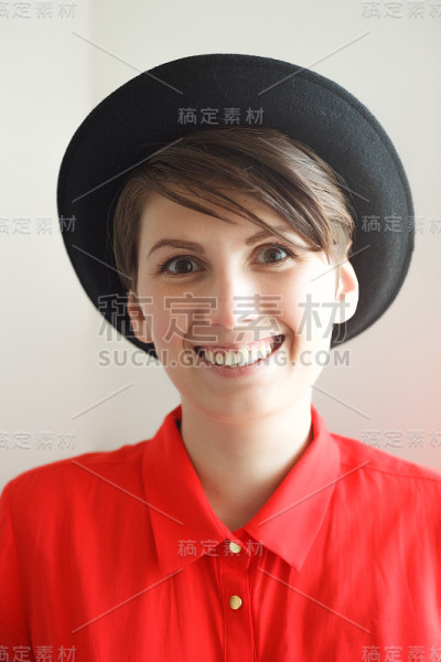 短发年轻女子