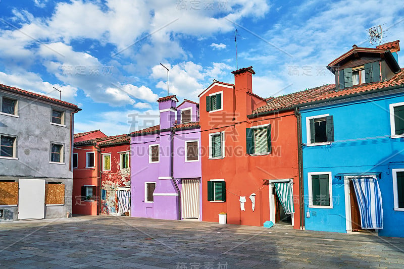 Burano,威尼斯。广场上五颜六色的房屋建筑。2017年夏天,意大利