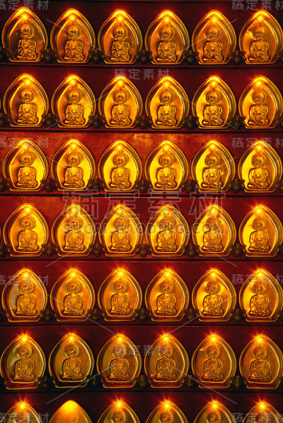 在泰国的中国神社里，有许多用柱子装饰的金色神像小硬币。