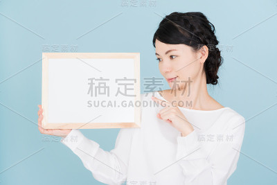 年轻女子手持白板