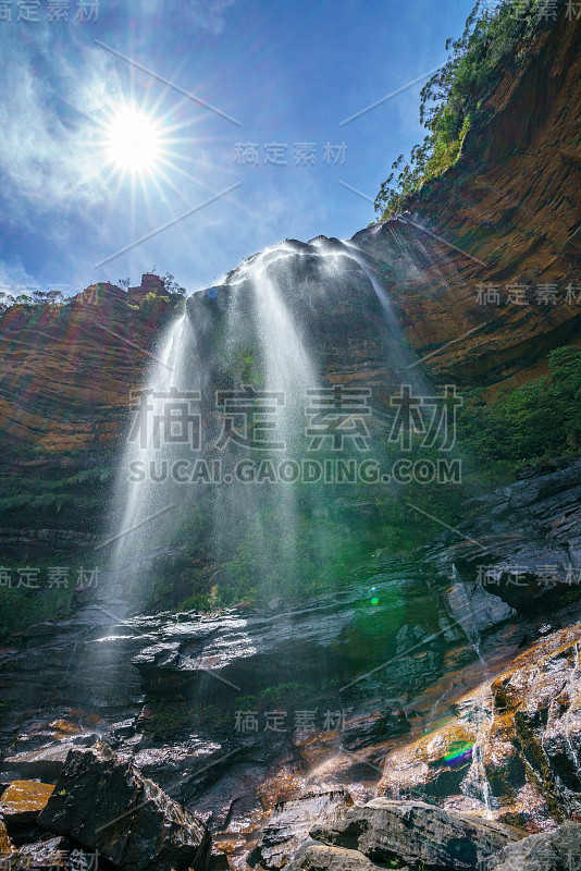 太阳在wentworth falls，蓝山国家公园，澳大利亚