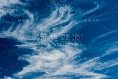 电光般的蓝天和缕缕白云