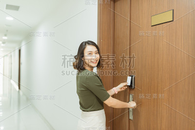 使用电子卡密钥进行访问
