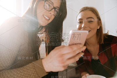 两个女孩