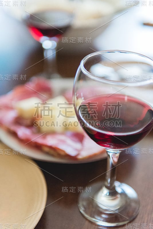 葡萄酒、奶酪和熏火腿