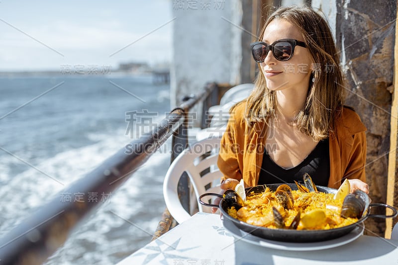 在海边吃海鲜的女人