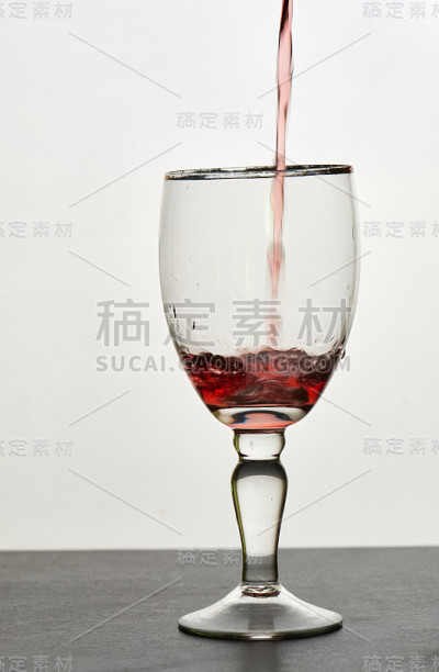 倒入一杯葡萄酒