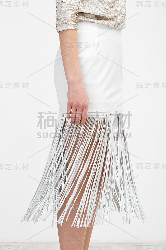 穿白裙的女人