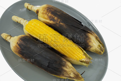 美味的金色烤玉米白隔离