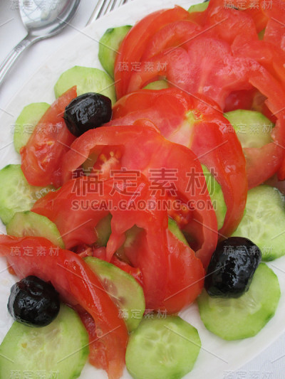西红柿和黄瓜碎黑橄榄