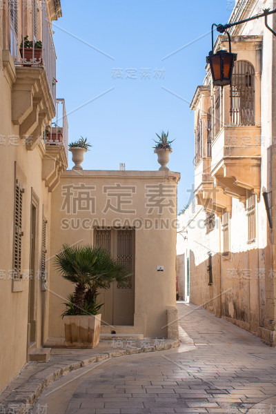 麦地那的街道，有封闭式阳台