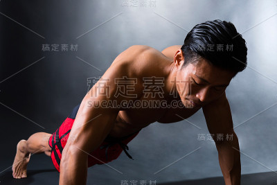 肌肉训练中的男人
