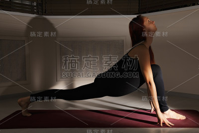 伸伸腿，向上看