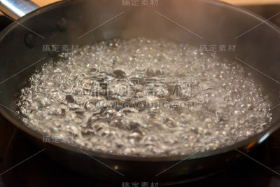 在炉子上的煎锅里煮油