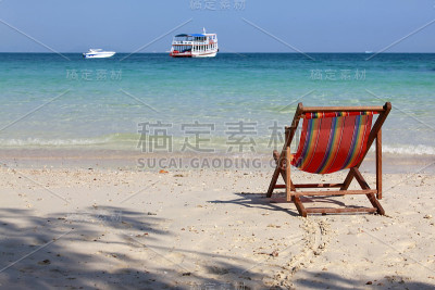 在美丽的海岸上的木制沙滩椅