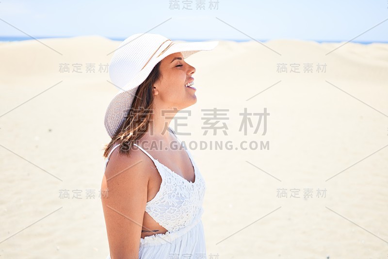 年轻美丽的女人微笑愉快地享受夏天在马斯帕洛马斯沙丘海滩