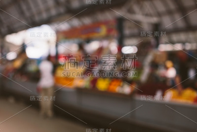 农贸市场水果店的散焦图像