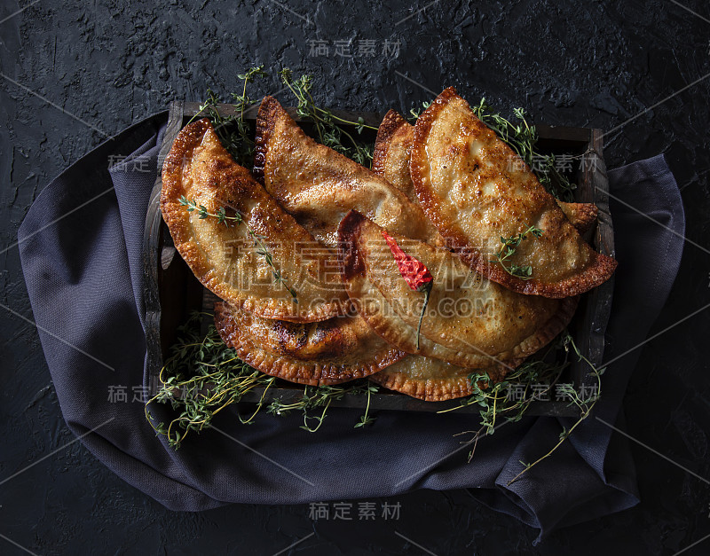 自制的油炸馅饼。Chebureks。国家鞑靼糕点。从上往下看。