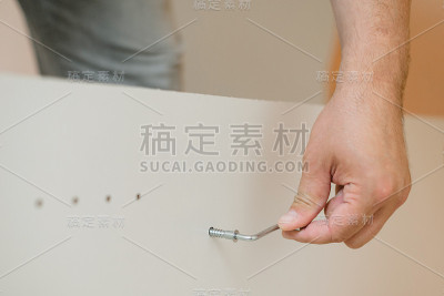 人用直角螺丝刀拧紧螺钉