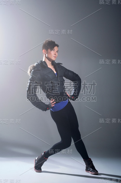 在工作室里跳芭蕾舞的人