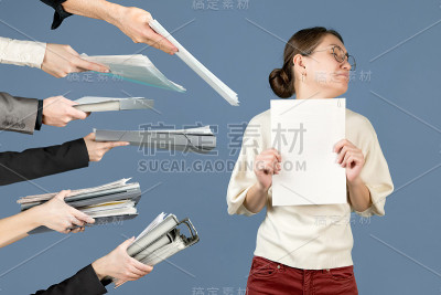 心烦意乱的女人手里拿着文件，离开了大量的工作