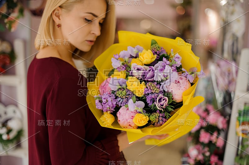 微笑的女性摆着五颜六色的花束