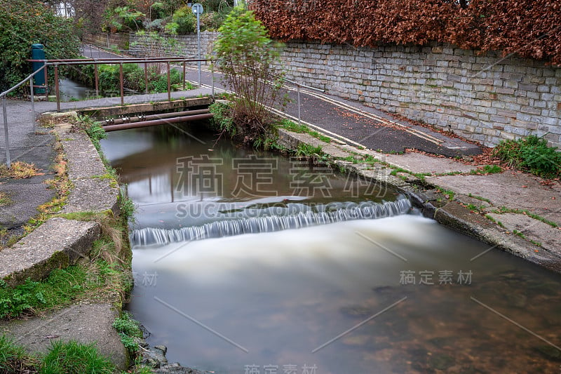 莱姆里吉斯的林河步道