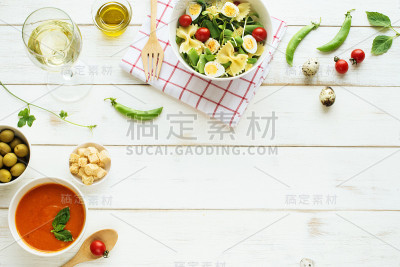 轻型夏季晚餐/晚餐概念与拷贝空间。
