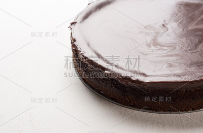 白色背景上的巧克力芝士蛋糕