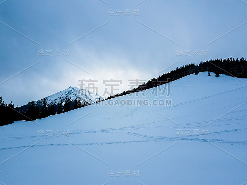 白雪覆盖的山谷和山脉