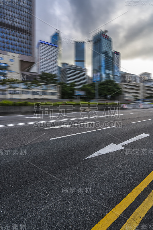 空荡荡的街道在现代城市，模糊的运动，香港