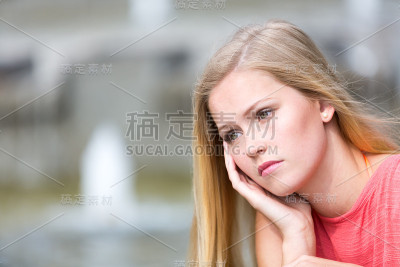 沉思的金发美女。本空间