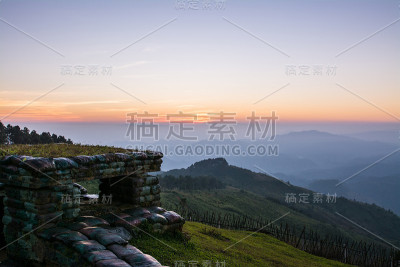 泰国边境山上的地堡。