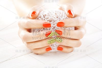 红色的指甲和白色的毛线团