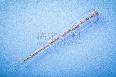 电气测试对蓝色背景俯视图电气概念