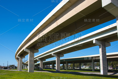 蓝天背景的高速公路立交桥