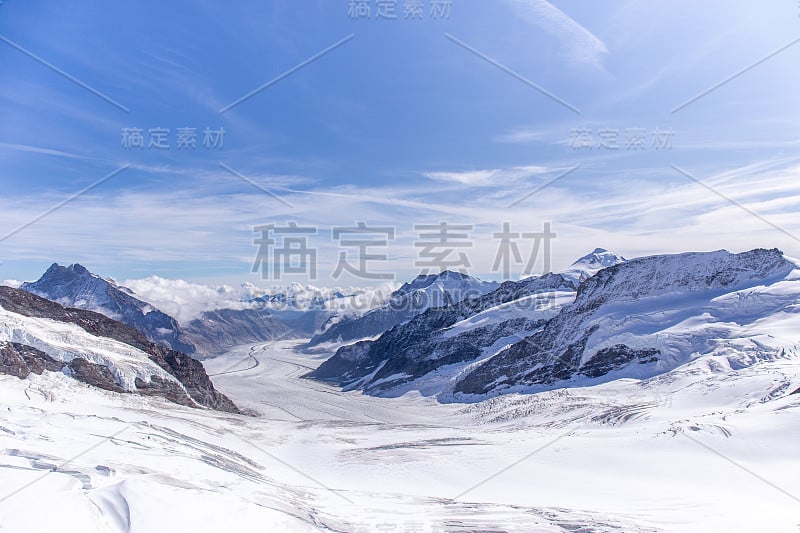 伟大的阿莱奇冰川世界遗产瑞士和伯尔尼阿尔卑斯山和少女峰雪山山顶从欧洲少女峰与蓝色的天空在夏季背景和复