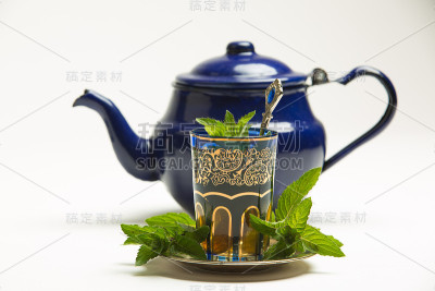 传统阿拉伯薄荷茶，白色背景