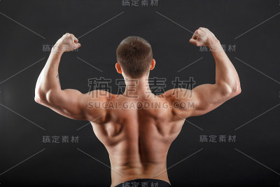一名健美男子转过身摆姿势