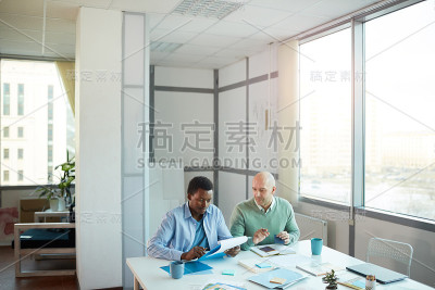 年轻学员与经理交谈