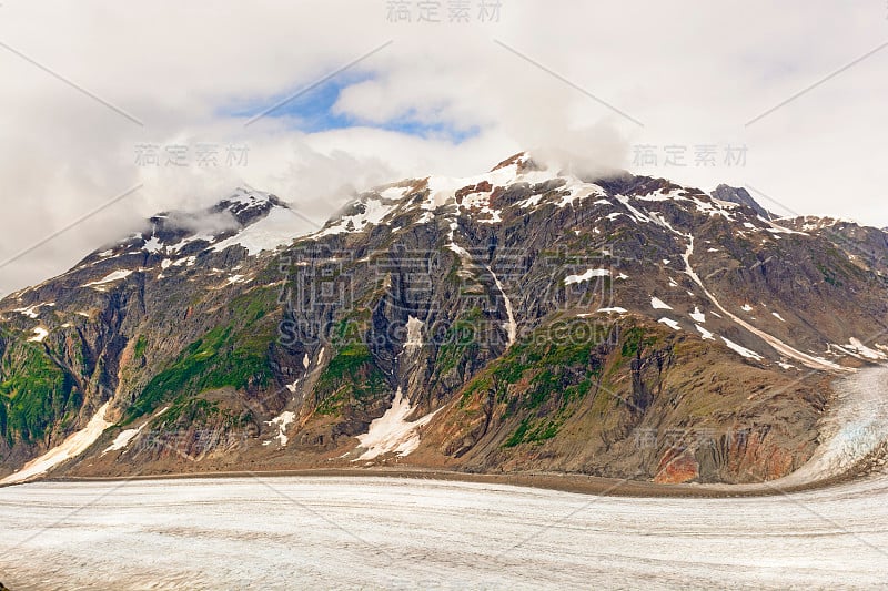 阿尔卑斯冰川之上的雪山