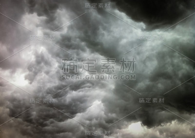天空中乌云密布