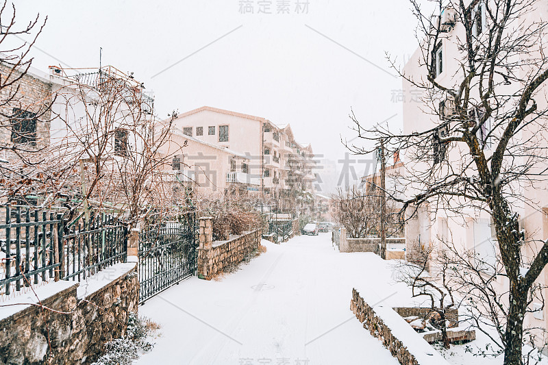 街上的雪。一个罕见的现象-雪在巴德的海岸