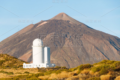 太阳观测站在以火山为背景的山上