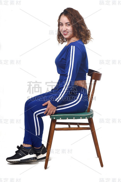 坐在白色背景上的女人