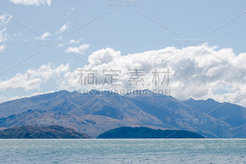 新西兰瓦纳卡湖风景优美，自然环境优美，风景怡人。