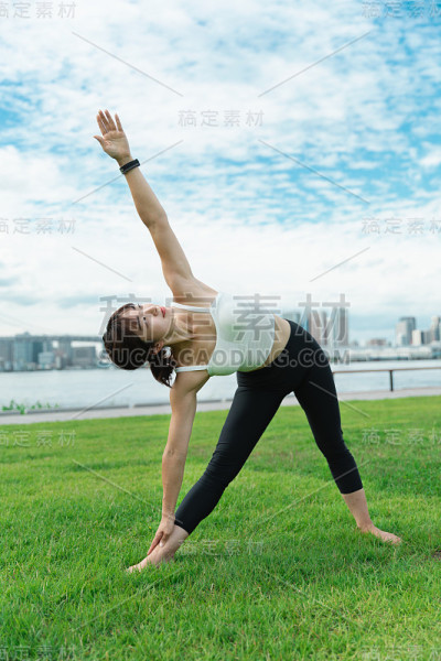 一个做瑜伽的年轻女人