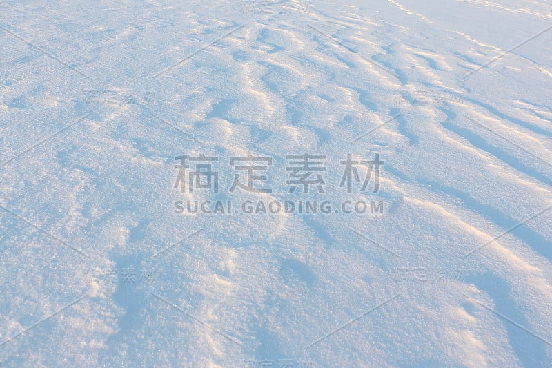 冬季河流表面的自然雪背景