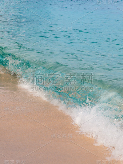 和平的海滩的背景。白色的沙子和蓝绿色的海水。海岸线上有美丽的沙滩和平静的海浪。热带度假的概念。